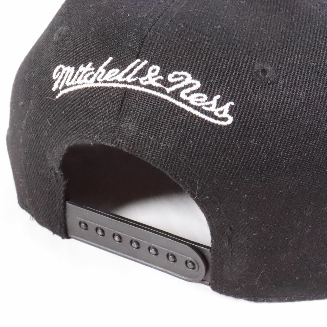 MITCHELL & NESS(ミッチェルアンドネス)のMitchell & Ness　ミッチェル ネス　シカゴブルズ　帽子　キャップ　黒 メンズの帽子(キャップ)の商品写真