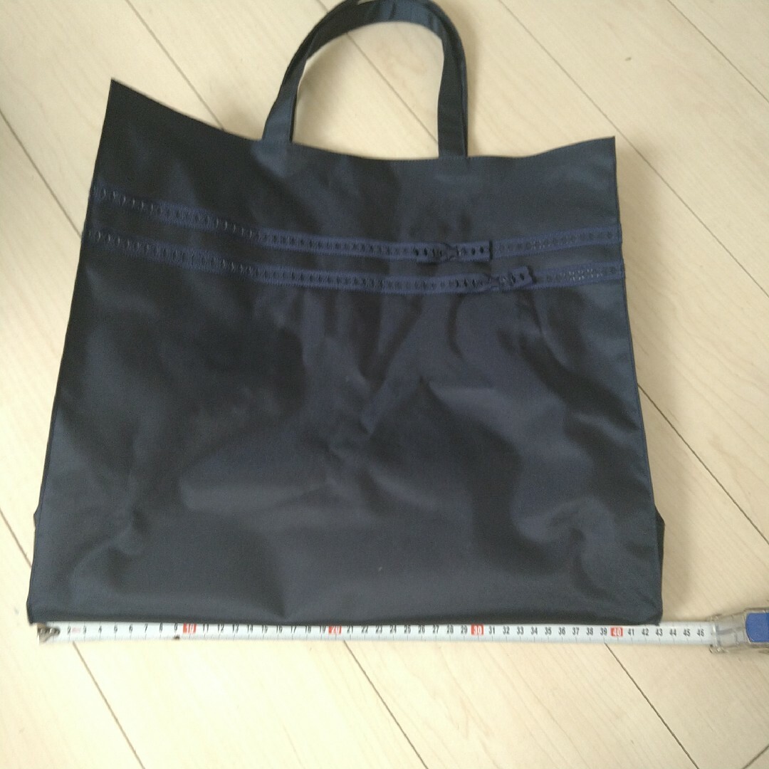 紺無地　バッグ　手提げ　大容量　A4サイズ可　リボン付き レディースのバッグ(トートバッグ)の商品写真