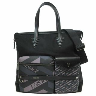 VERSACE - 【新品】ヴェルサーチェ トートバッグ 1005647 (ブラック×グレー) VERSACE ラ グレカ ナイロン 2WAY トート 斜め掛け アウトレット メンズ