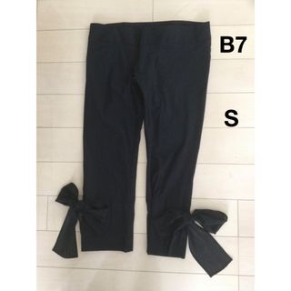 ベーセッツ(B7)の美品♡B7 ストレッチパンツ　オーガンジーリボン付き　黒　*(クロップドパンツ)