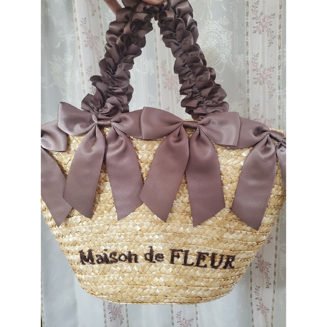 Maison de FLEUR(メゾンドフルール)のメゾンドフルール　フリルハンドルリボンかごバッグ レディースのバッグ(かごバッグ/ストローバッグ)の商品写真
