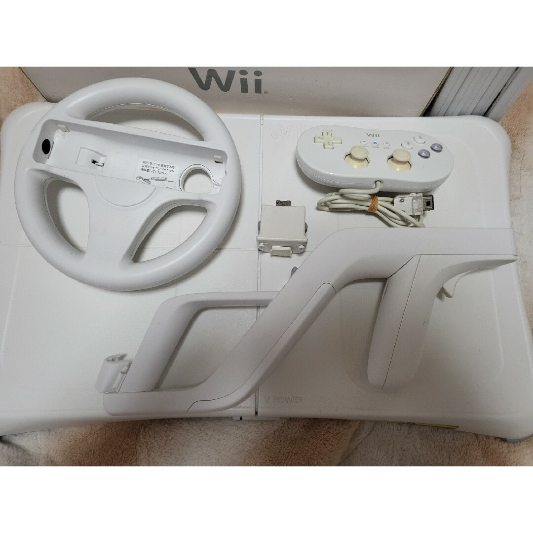 Wii(ウィー)の豪華セット！！Wii一式　ハンドル、ザッパー、フィットボード、コントローラー エンタメ/ホビーのゲームソフト/ゲーム機本体(家庭用ゲーム機本体)の商品写真