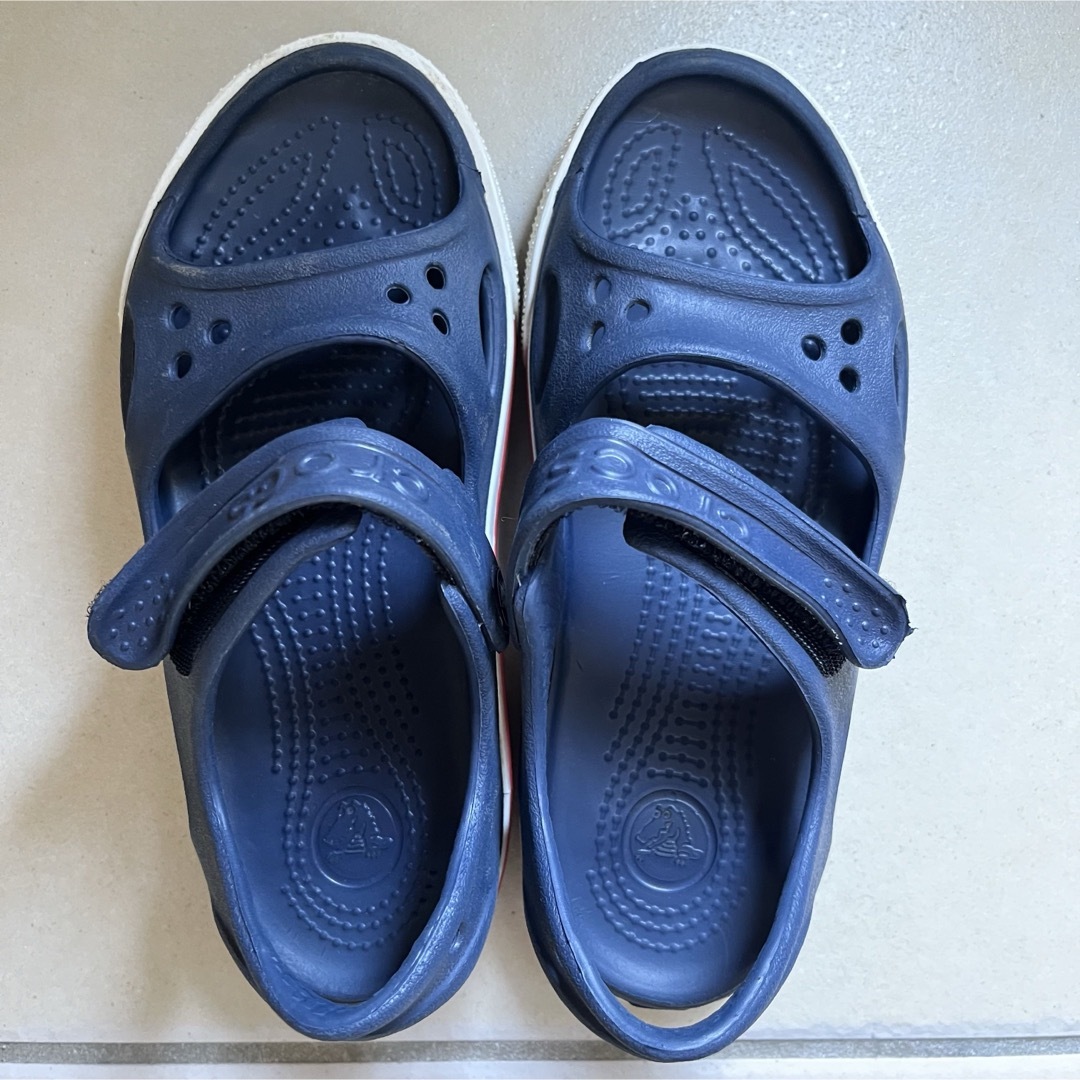 crocs(クロックス)のcrocs ネイビー　サンダル キッズ/ベビー/マタニティのキッズ靴/シューズ(15cm~)(サンダル)の商品写真