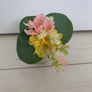 新品未使用花瓶付き造花春のお花オブジェピンク白イエローライトグリーン葉っぱ付き(彫刻/オブジェ)