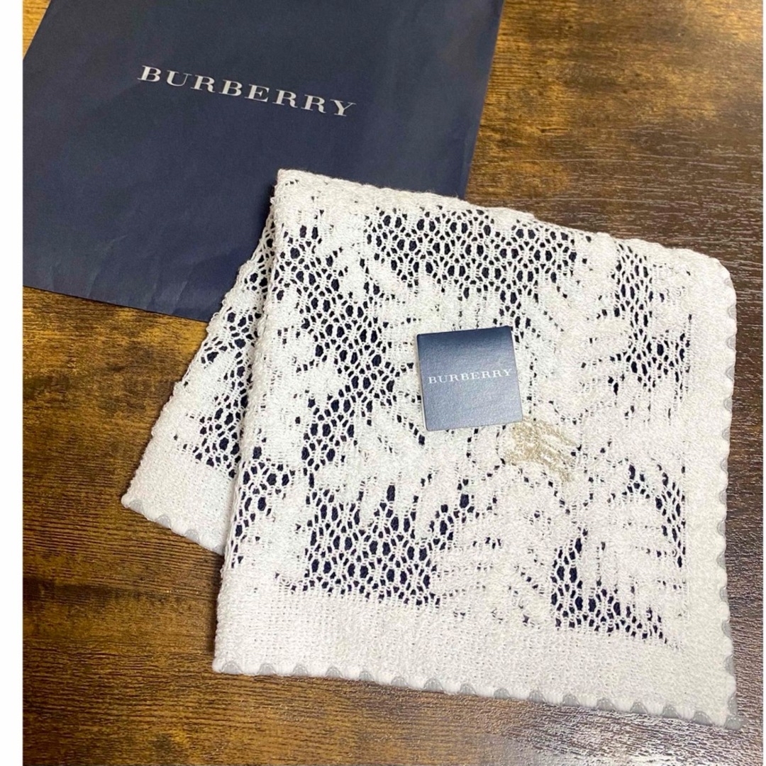 BURBERRY(バーバリー)の新品★BURBERRY★タオルハンカチ　雪の結晶　レース　ベロア調タオルハンカチ レディースのファッション小物(ハンカチ)の商品写真