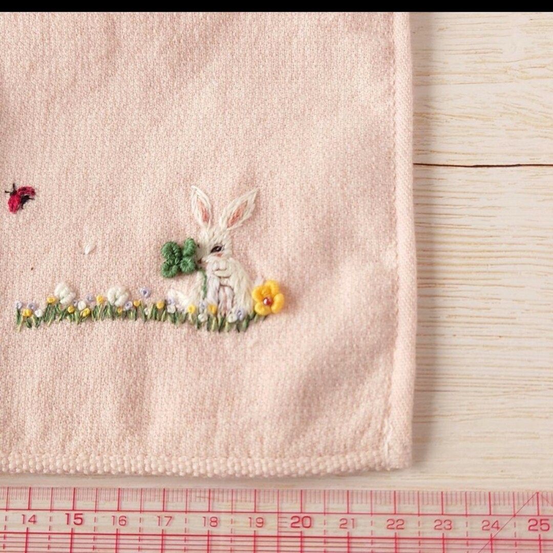 【完売】手刺繍入ちっちゃな タオルハンカチ【うさことよつ葉】 ハンドメイドのファッション小物(ハンカチ/バンダナ)の商品写真