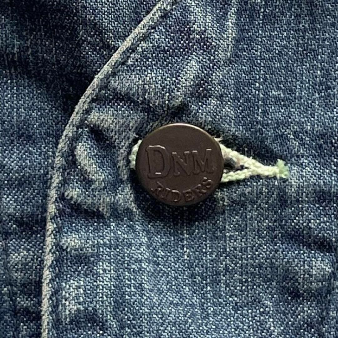 DENIM DUNGAREE - デニムダンガリー デニムジャケット ノーカラー ロゴ DENIM DUNGAREE - デニムダンガリー デニムジャケット ノーカラー ロゴ