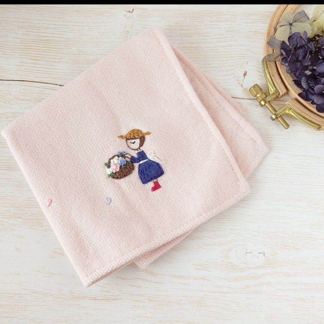 【完売】手刺繍入ちっちゃな タオルハンカチ【女の子とフラワーバスケット】 ハンドメイドのファッション小物(ハンカチ/バンダナ)の商品写真