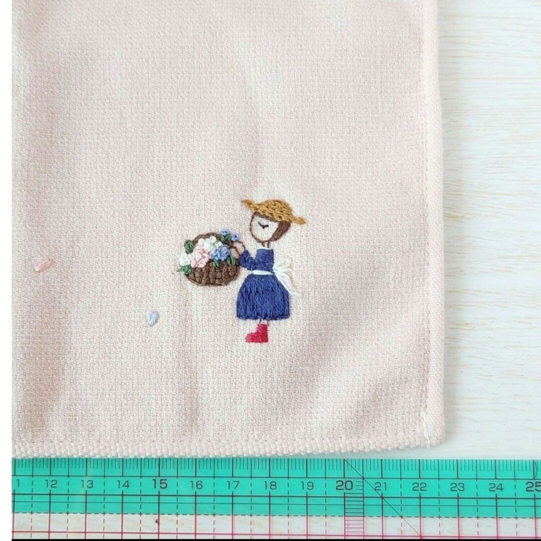 【完売】手刺繍入ちっちゃな タオルハンカチ【女の子とフラワーバスケット】 ハンドメイドのファッション小物(ハンカチ/バンダナ)の商品写真