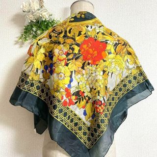 ヴィンテージ(VINTAGE)の【シルク 絹 大判スカーフ 花柄 果物柄 ゴールド 豪華 透け感(バンダナ/スカーフ)