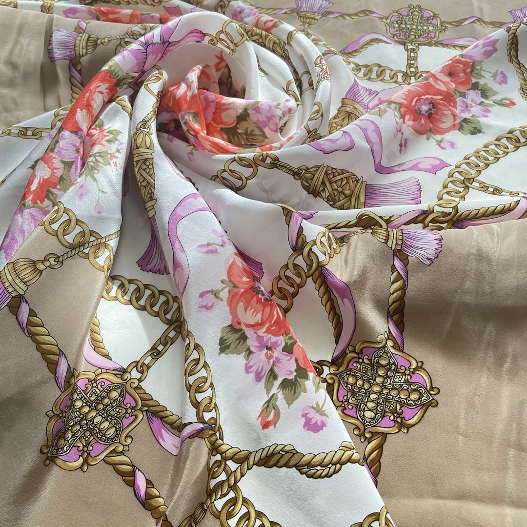 VINTAGE(ヴィンテージ)の大判スカーフ 花柄 ヨーロピアン柄 シルク 絹 シルク100％ 絹100 レディースのファッション小物(バンダナ/スカーフ)の商品写真