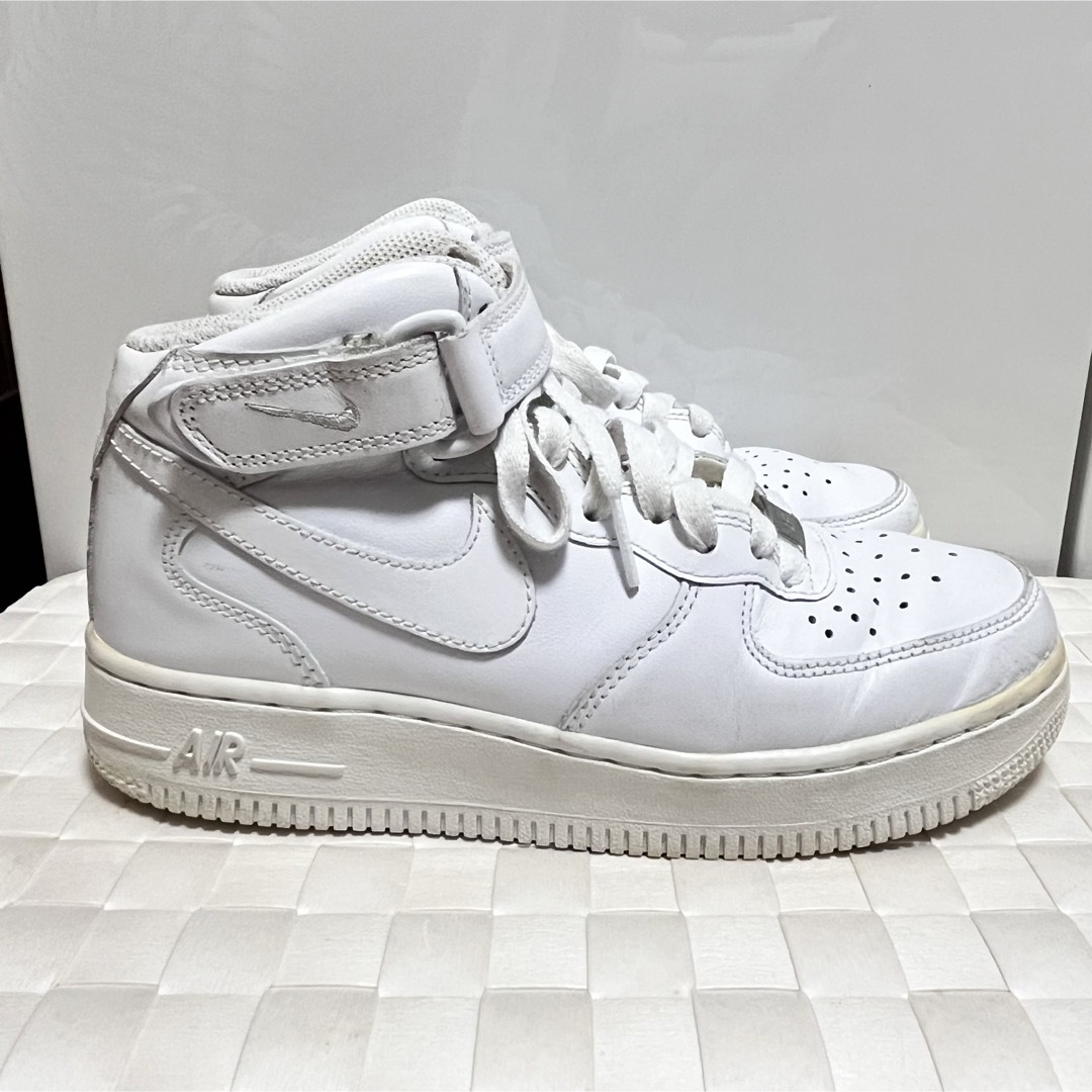 NIKE(ナイキ)のNIKE Air Force 1 MID07 エアフォース1  22.5cm レディースの靴/シューズ(スニーカー)の商品写真