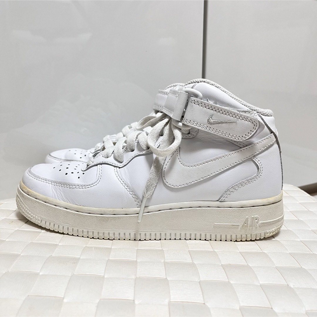 NIKE(ナイキ)のNIKE Air Force 1 MID07 エアフォース1  22.5cm レディースの靴/シューズ(スニーカー)の商品写真