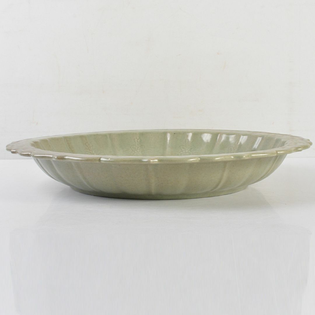 中国 龍泉窯 青磁 陽刻 花文 輪花皿 大皿 直径約38cm V R7105Bの 中国 龍泉窯 青磁 陽刻 花文 輪花皿 大皿 直径約38cm V R7105Bの
