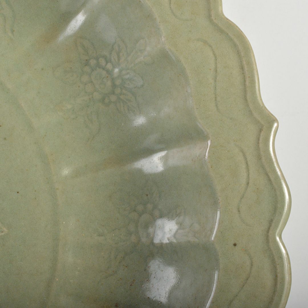 中国 龍泉窯 青磁 陽刻 花文 輪花皿 大皿 直径約38cm V R7105Bの 中国 龍泉窯 青磁 陽刻 花文 輪花皿 大皿 直径約38cm V R7105Bの