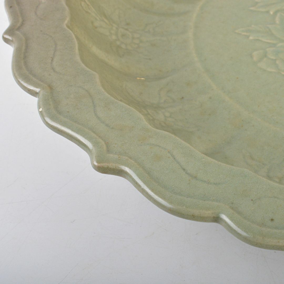 中国 龍泉窯 青磁 陽刻 花文 輪花皿 大皿 直径約38cm V R7105Bの 中国 龍泉窯 青磁 陽刻 花文 輪花皿 大皿 直径約38cm V R7105Bの