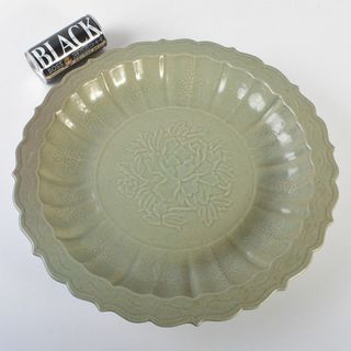 中国 龍泉窯 青磁 陽刻 花文 輪花皿 大皿 直径約38cm V R7105Bの 中国 龍泉窯 青磁 陽刻 花文 輪花皿 大皿 直径約38cm V R7105Bの