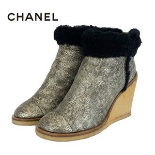 シャネル(CHANEL)のシャネル CHANEL ブーツ ショートブーツ 靴 シューズ レザー ムートン ゴールド系 ブラック ムートンブーツ ウェッジソール ロゴ(ブーツ)