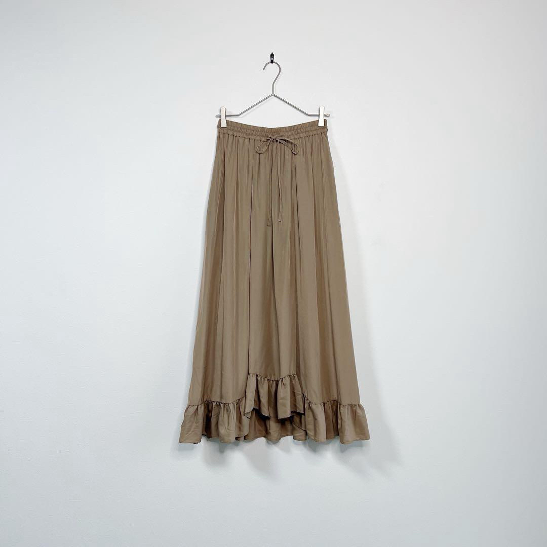 CLANE(クラネ)のCLANE サテンフリルスカート 2 M ベージュ クラネ アシンメトリー レディースのスカート(ロングスカート)の商品写真