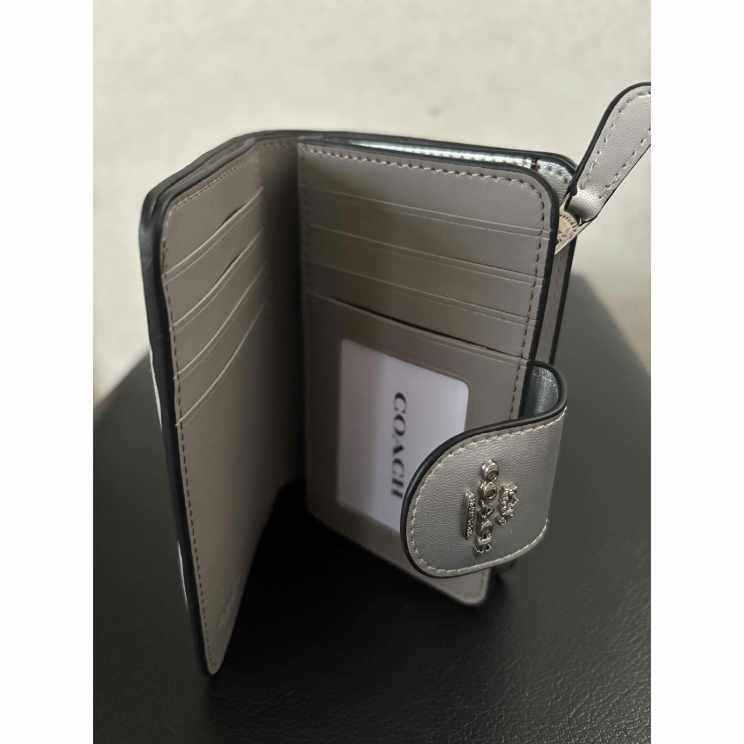 COACH(コーチ)の新品　COACH 二つ折り財布　キルティング　マトラッセ　シルバーCM997 レディースのファッション小物(財布)の商品写真