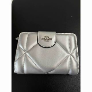 COACH - 新品　COACH 二つ折り財布　キルティング　マトラッセ　シルバーCM997