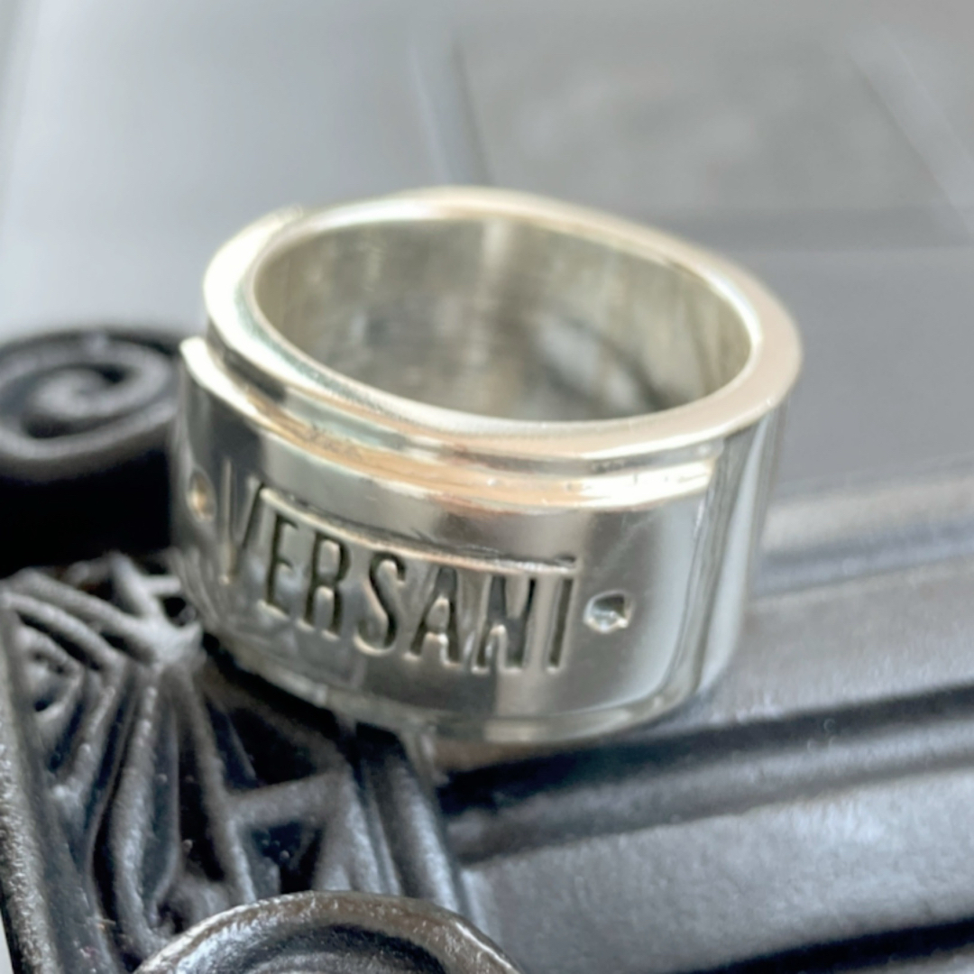 NYベルサーニ 指輪【22号】Silver 925 ロゴ入りシルバーリング ロゴ メンズのアクセサリー(リング(指輪))の商品写真