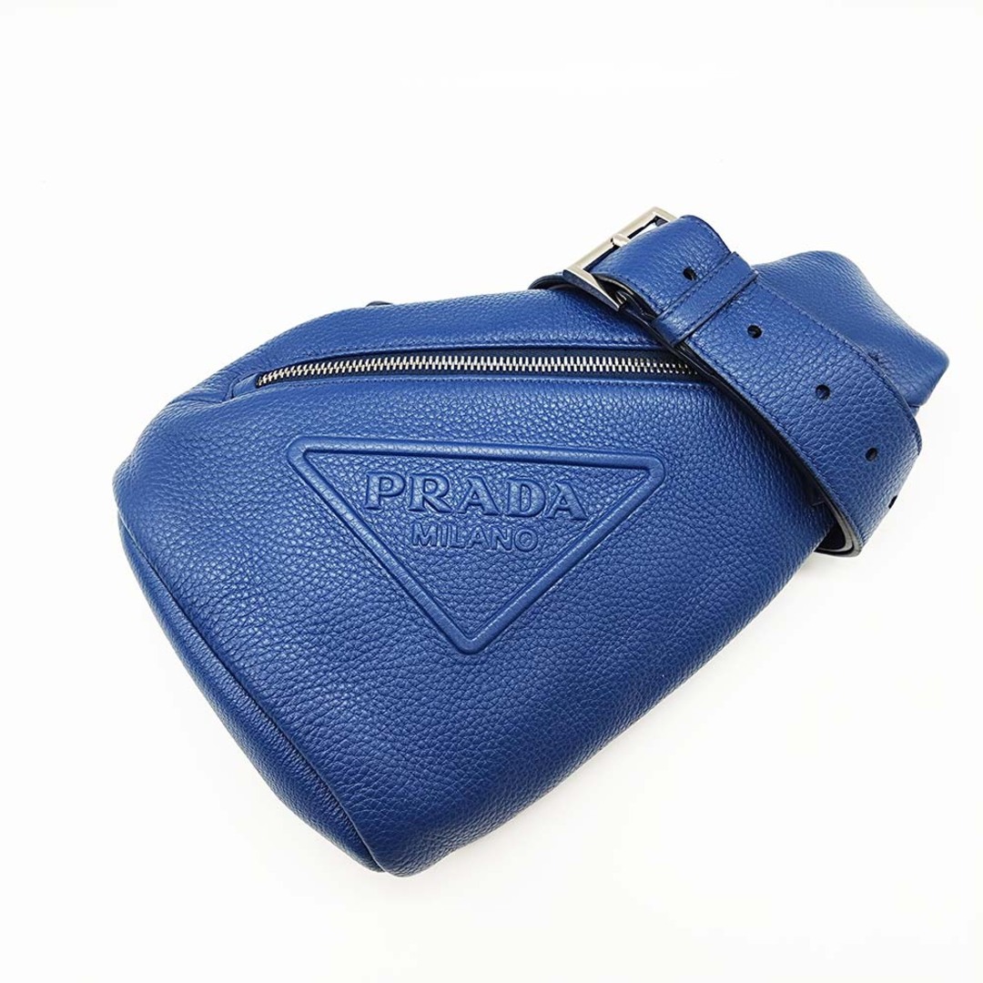 PRADA(プラダ)の【美品】プラダ クロス ヴィッテロダイノ ボディバッグ 斜め掛け ロゴ型押し 保存袋付 希少カラー ブルー レザー トライアングルロゴ 三角ロゴ PRADA レディースのバッグ(ボディバッグ/ウエストポーチ)の商品写真