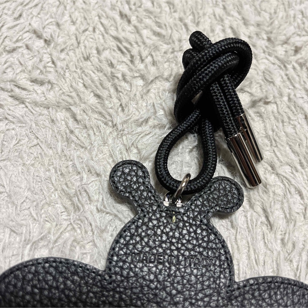 DIOR HOMME(ディオールオム)のDior × KAWS Bee チャーム　キーホルダー　トップ　ハチ メンズのファッション小物(キーホルダー)の商品写真