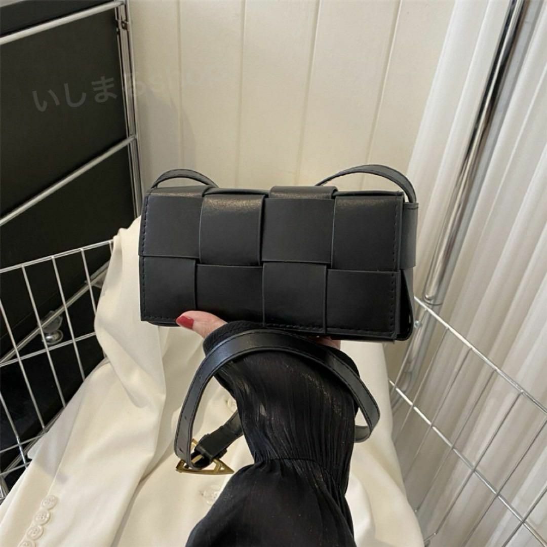 ミニバッグ黒　ショルダーバッグ　ボディバッグ　編み込み コンパクト　小さめ117 レディースのバッグ(ショルダーバッグ)の商品写真