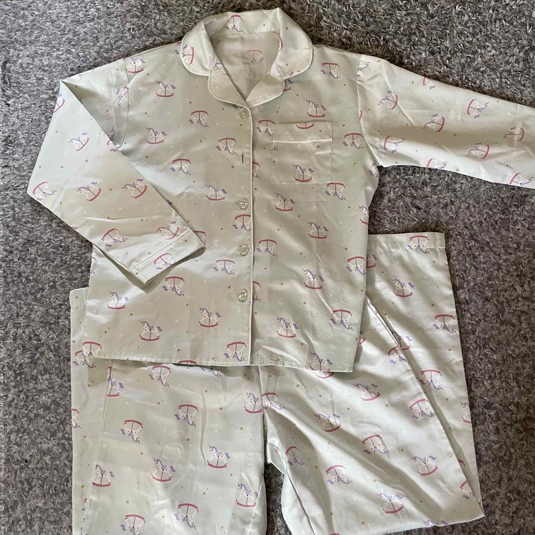 GU(ジーユー)のGU  GIRLSサテンパジャマ　長袖　150cm キッズ/ベビー/マタニティのキッズ服女の子用(90cm~)(パジャマ)の商品写真