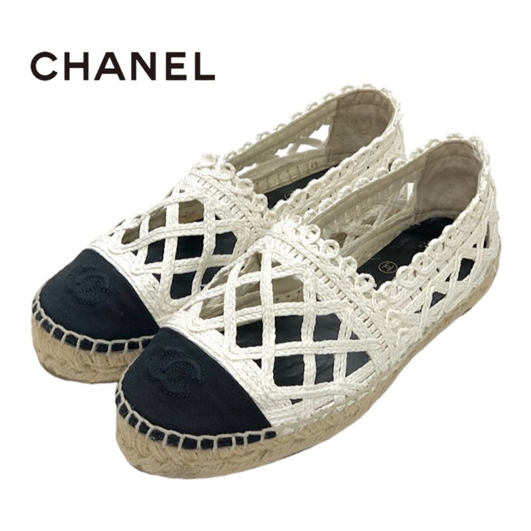 CHANEL(シャネル)のシャネル CHANEL フラットシューズ スリッポン 靴 シューズ ファブリック ホワイト ブラック ココマーク 編み込み エスパドリーユ レディースの靴/シューズ(スリッポン/モカシン)の商品写真