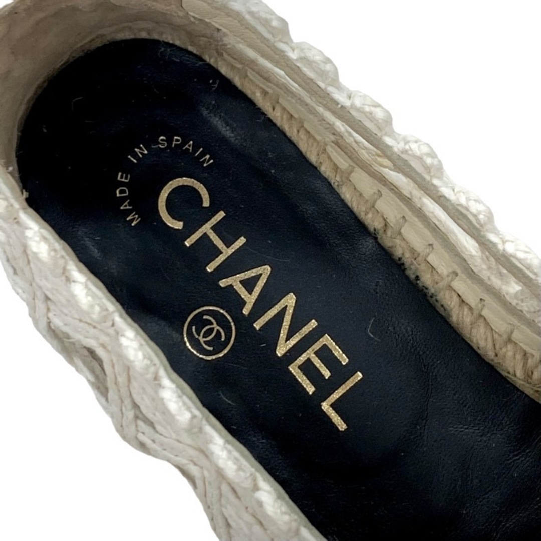 CHANEL(シャネル)のシャネル CHANEL フラットシューズ スリッポン 靴 シューズ ファブリック ホワイト ブラック ココマーク 編み込み エスパドリーユ レディースの靴/シューズ(スリッポン/モカシン)の商品写真