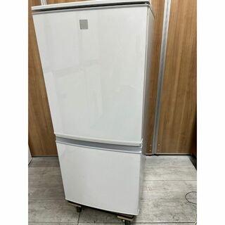 シャープ(SHARP)の【中古】SHARP ノンフロン冷凍冷蔵庫 つけかえどっちもドア SJ-14E7-KW 137L 2019年製(冷蔵庫)