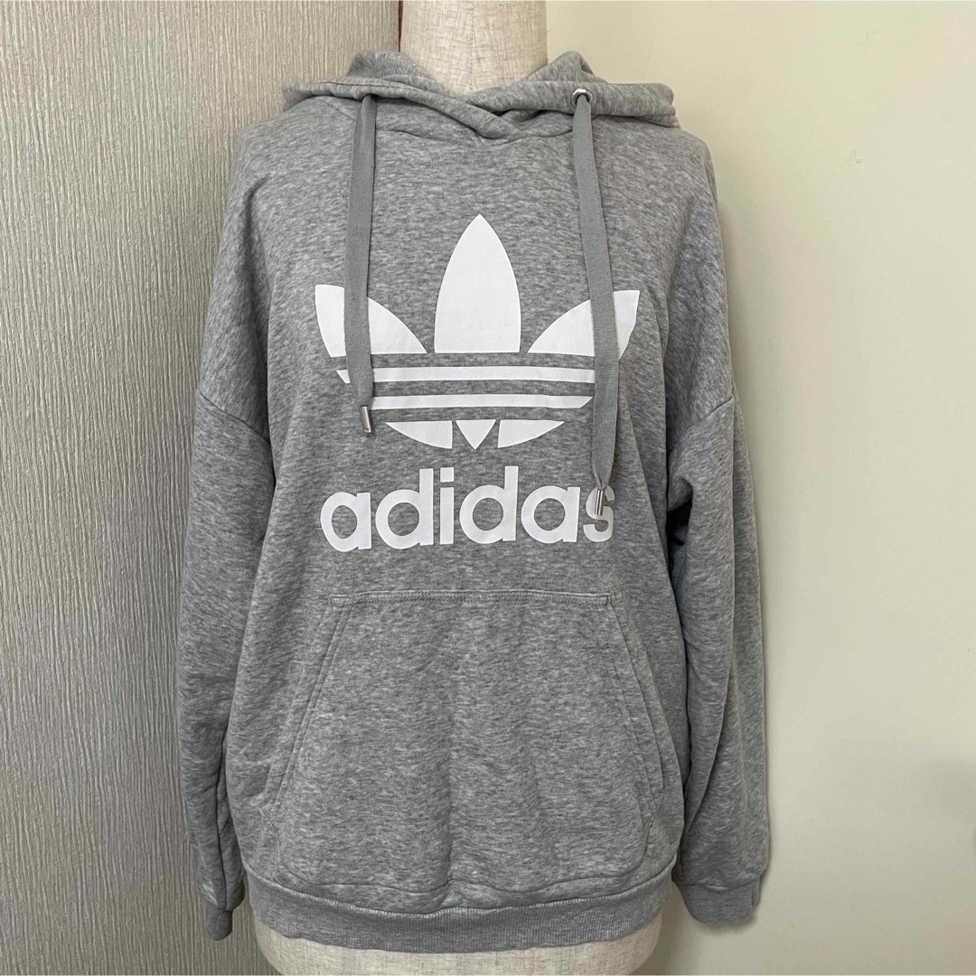 adidas(アディダス)のパーカー スウェット グレー adidas アディダススポーツ用品 長袖トップス レディースのトップス(パーカー)の商品写真