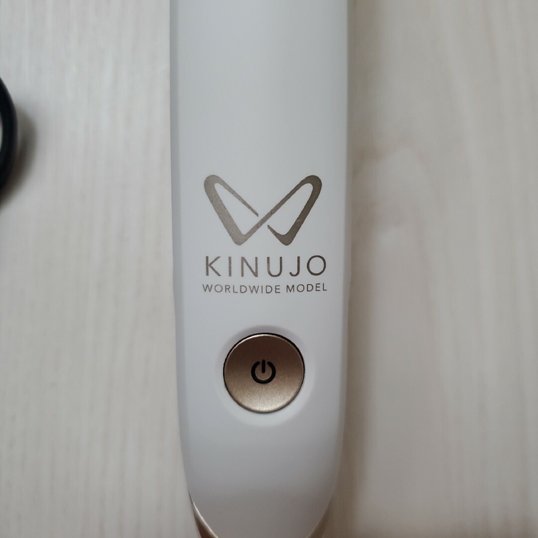 KINUJO(キヌジョ)の絹女 KINUJO W-worldwide model DS100 スマホ/家電/カメラの美容/健康(ヘアアイロン)の商品写真