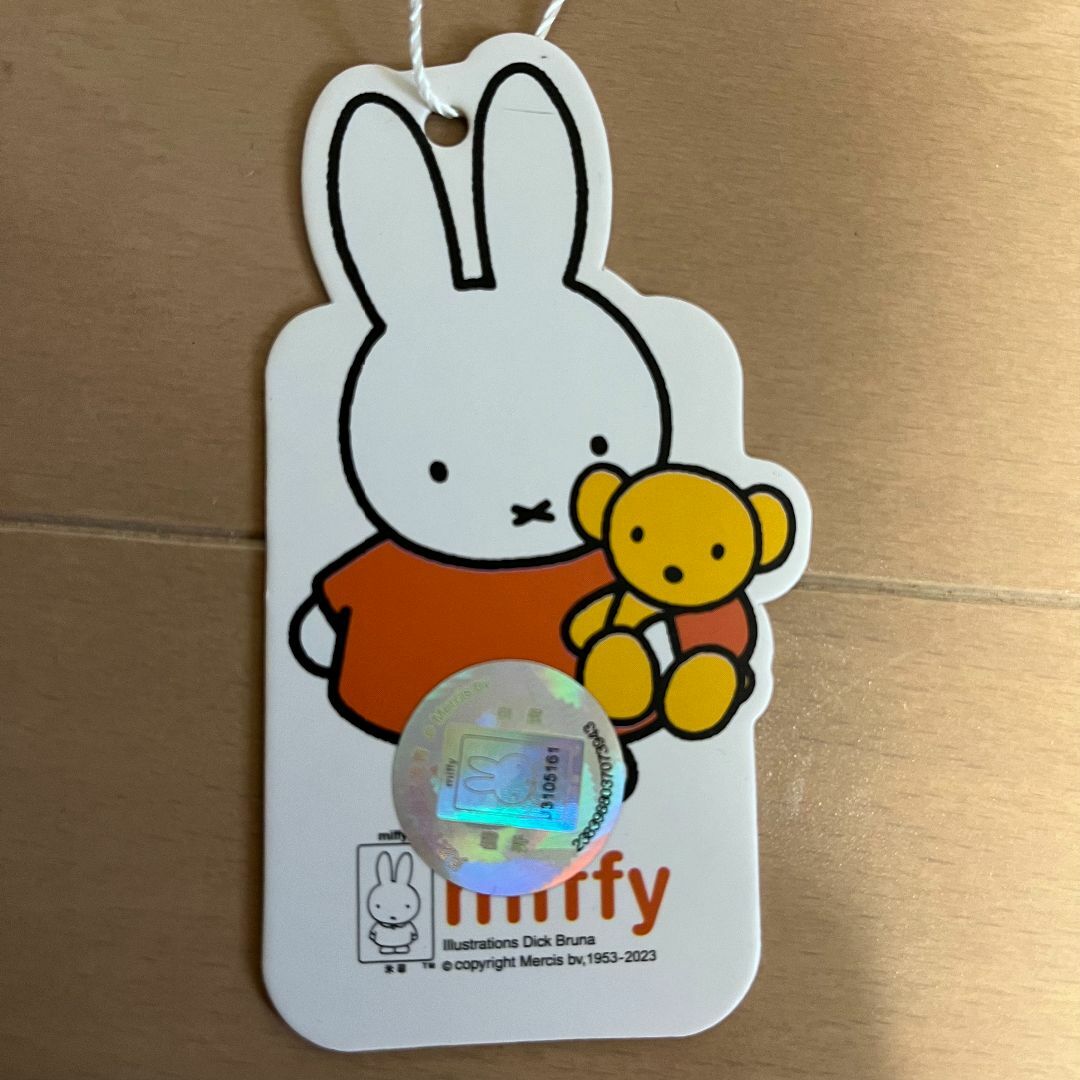 miffy(ミッフィー)のミッフィー　もこもこ刺繍キーホルダー　miffy 日本未発売　タイプ1 エンタメ/ホビーのアニメグッズ(キーホルダー)の商品写真