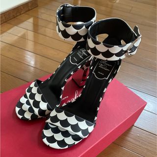 ロジェヴィヴィエ(ROGER VIVIER)のGW限定値下げ！Roger Vivier白黒サンダル 夏 女子会 デート(サンダル)