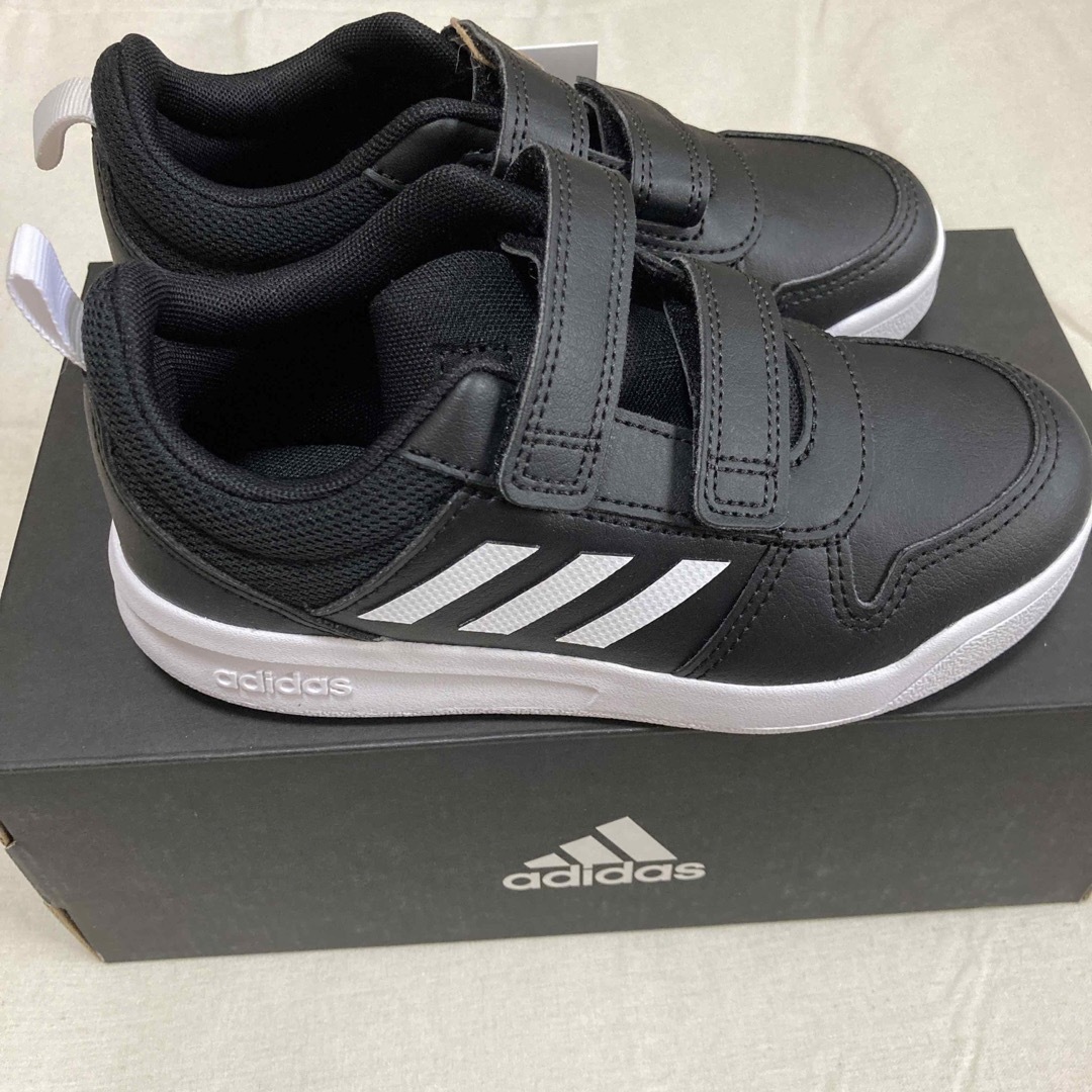 adidas(アディダス)の新品☆アディダス adidas スニーカー ブラック 18.5 キッズ/ベビー/マタニティのキッズ靴/シューズ(15cm~)(スニーカー)の商品写真