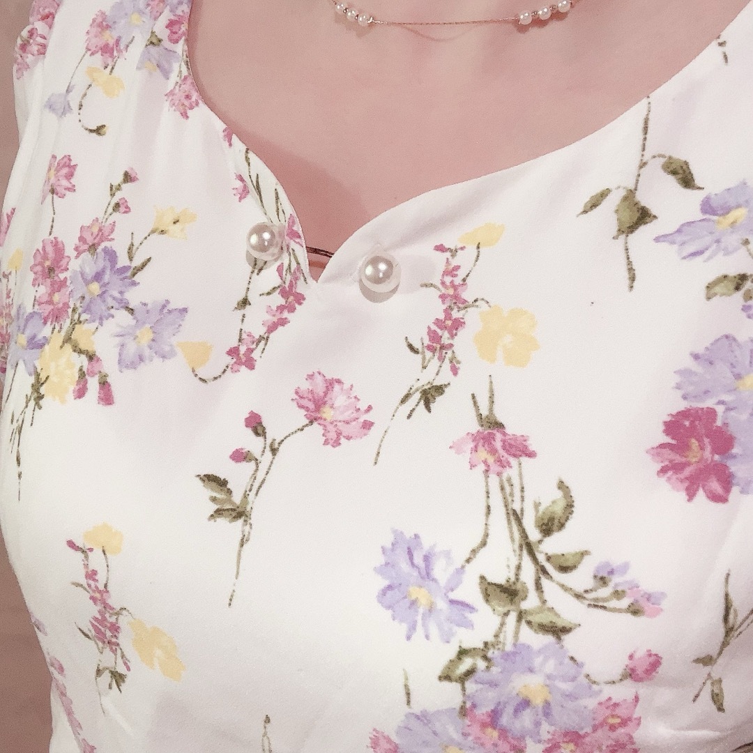 MISCH MASCH(ミッシュマッシュ)のミッシュマッシュ♡胸元パール装飾つき花柄ワンピース レディースのワンピース(ひざ丈ワンピース)の商品写真