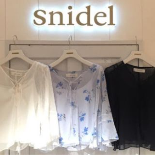 スナイデル(SNIDEL)の新品snidel花柄ブラウス(シャツ/ブラウス(長袖/七分))