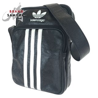 バレンシアガ(Balenciaga)の新品未使用 BALENCIAGA バレンシアガ adidas×BALENCIAGA スリーライン ロゴ ヴィンテージ加工 ブラック 黒 ホワイト 白 レザー 721850 ショルダーバッグ 斜め掛け 男女兼用 メンズ 405674 【中古】(ショルダーバッグ)