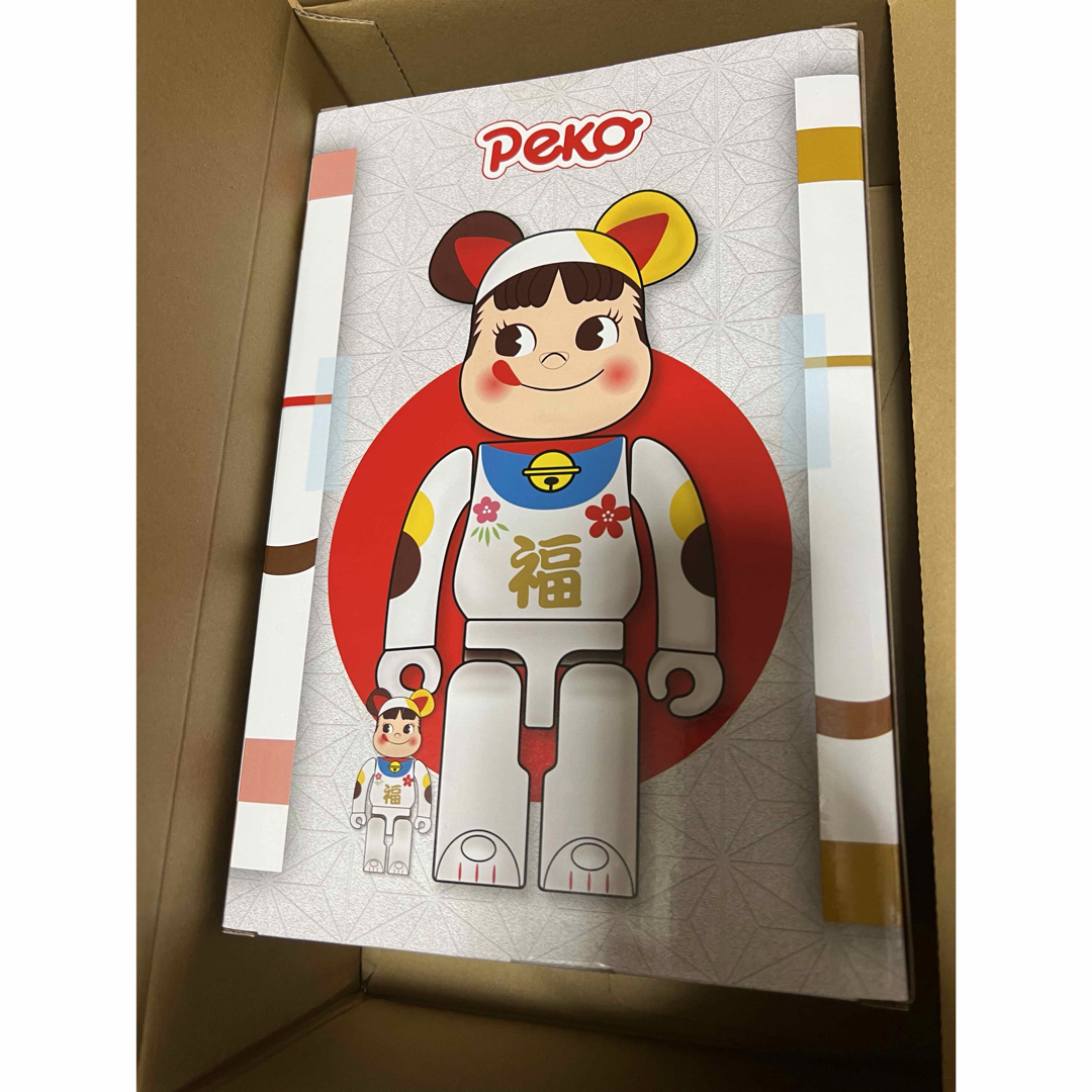 2021年 ベアブリック ペコちゃん 招き猫 福 白 未開封 初代 2021年 ベアブリック ペコちゃん 招き猫 福 白 未開封 初代