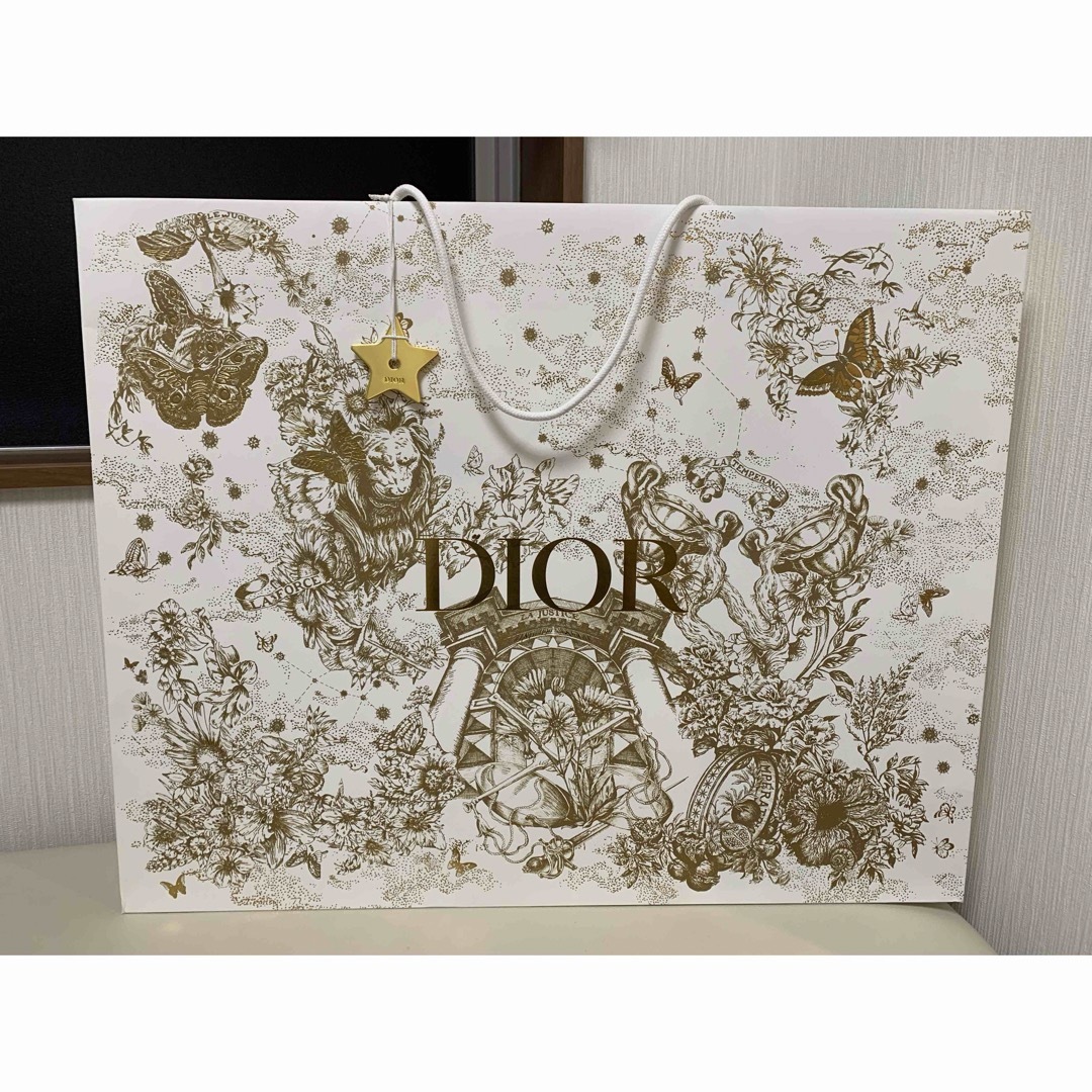 Christian Dior(クリスチャンディオール)の超美品❤︎DIOR 限定ホリデーラッピング箱➕ショッパー➕星チャーム➕リボン インテリア/住まい/日用品のオフィス用品(ラッピング/包装)の商品写真