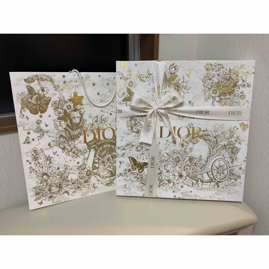 Christian Dior(クリスチャンディオール)の超美品❤︎DIOR 限定ホリデーラッピング箱➕ショッパー➕星チャーム➕リボン インテリア/住まい/日用品のオフィス用品(ラッピング/包装)の商品写真