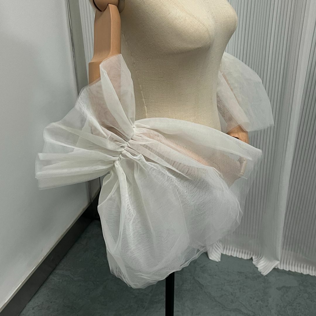  フランス風 シースルー袖 可愛い オフホワイト ソフトチュール 取り外し袖  レディースのフォーマル/ドレス(ウェディングドレス)の商品写真