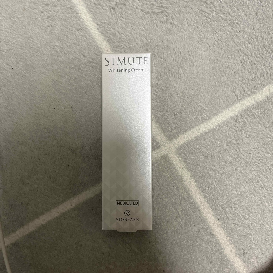 SIMUTE 30g 薬用美白クリーム オールインワン ゲル コスメ/美容のスキンケア/基礎化粧品(フェイスクリーム)の商品写真