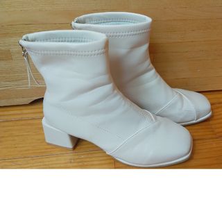 新品☆ホワイト　ショートブーツ　25(ブーツ)