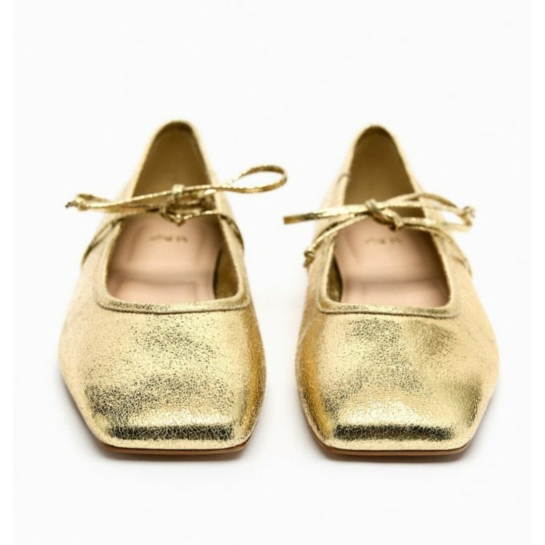 ZARA(ザラ)のZARA　フラットシューズ リボン スクエアトゥ　38サイズ　ゴールド レディースの靴/シューズ(バレエシューズ)の商品写真
