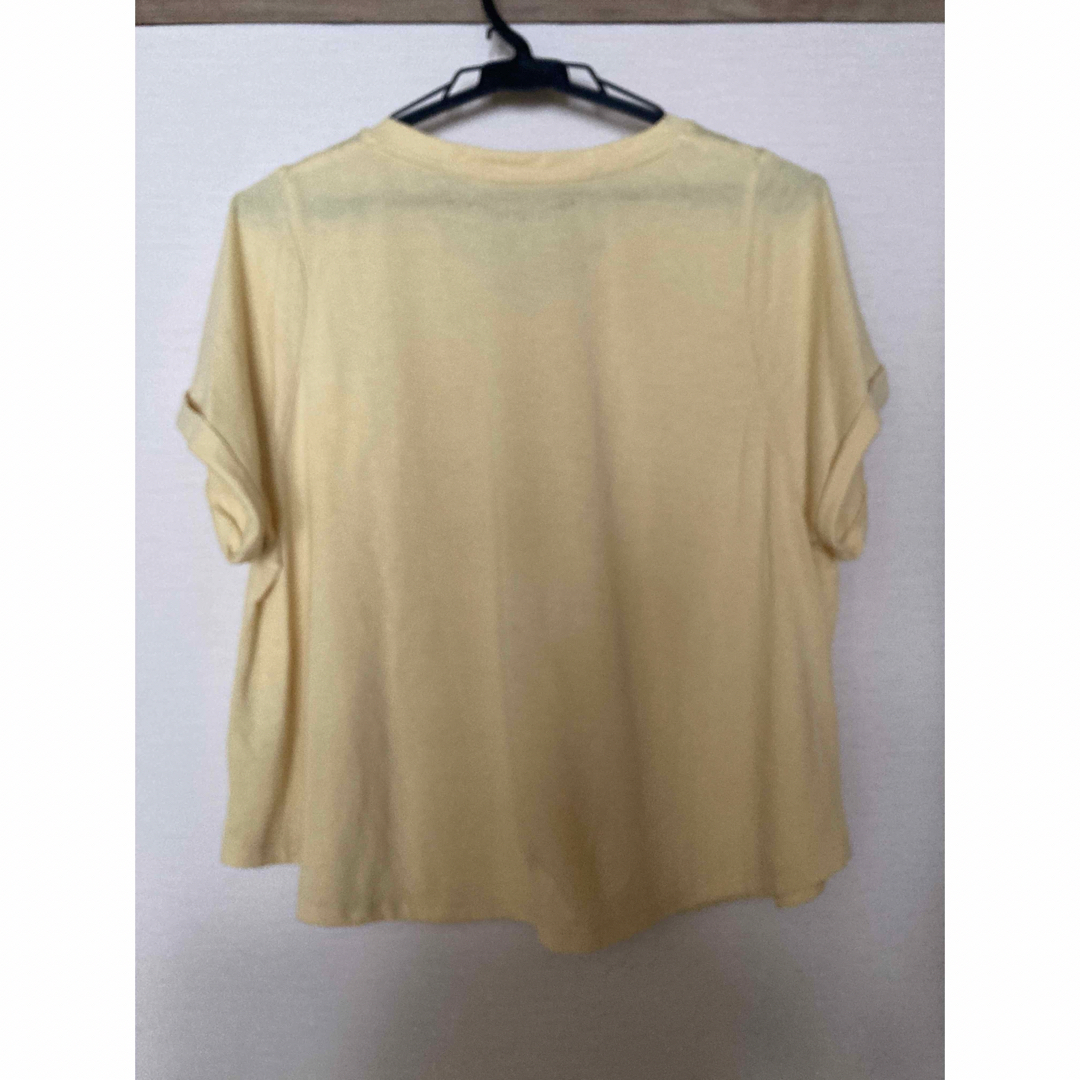 GU(ジーユー)の半袖　Ｔシャツ　イエロー　Ｖネック　 レディースのトップス(Tシャツ(半袖/袖なし))の商品写真