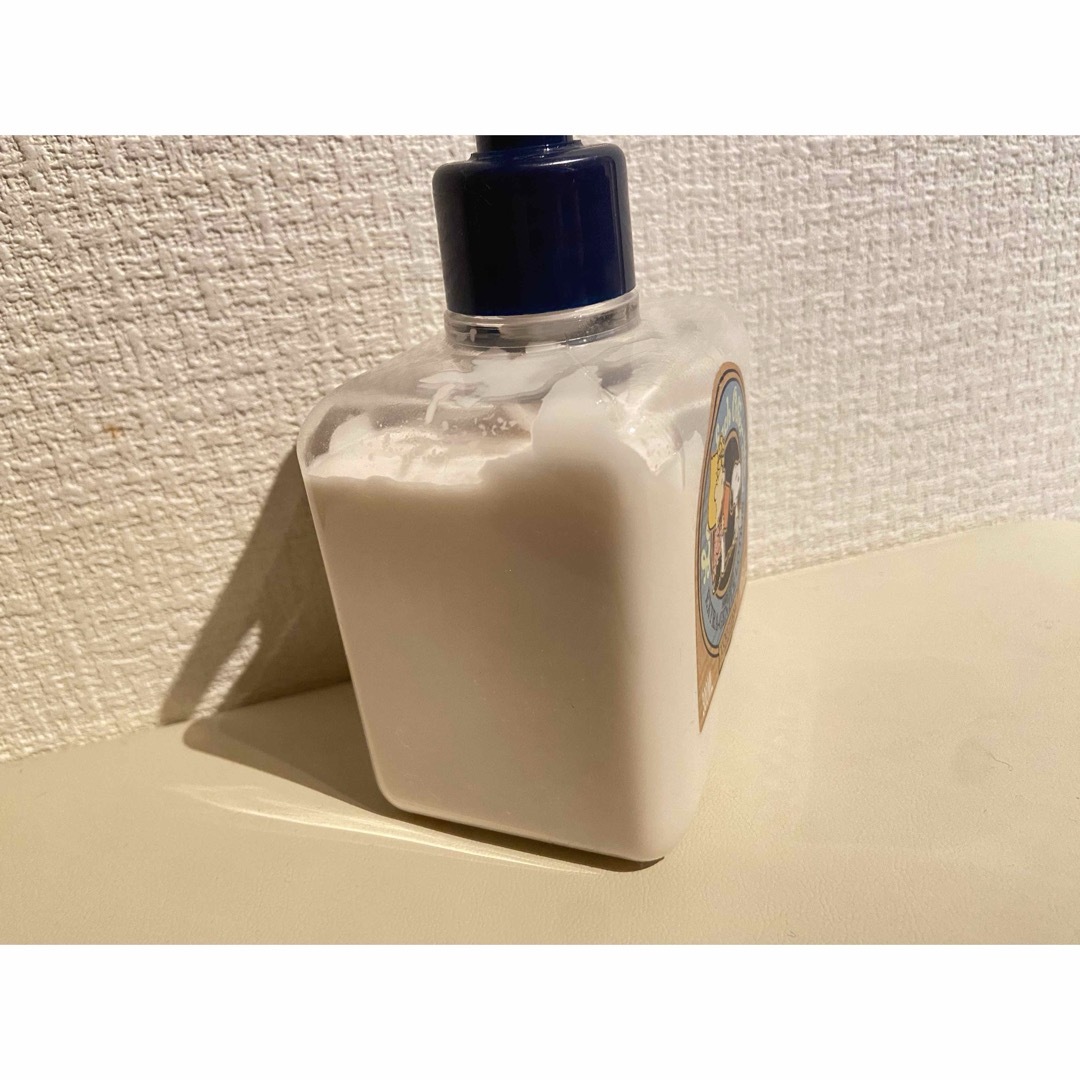 L'OCCITANE(ロクシタン)のほぼ新品　ロクシタン　ハンドクリーム　ハンドローション　スヌーピー　300ml コスメ/美容のボディケア(ハンドクリーム)の商品写真